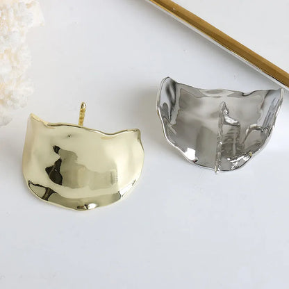 Metal hairband with sculptural design