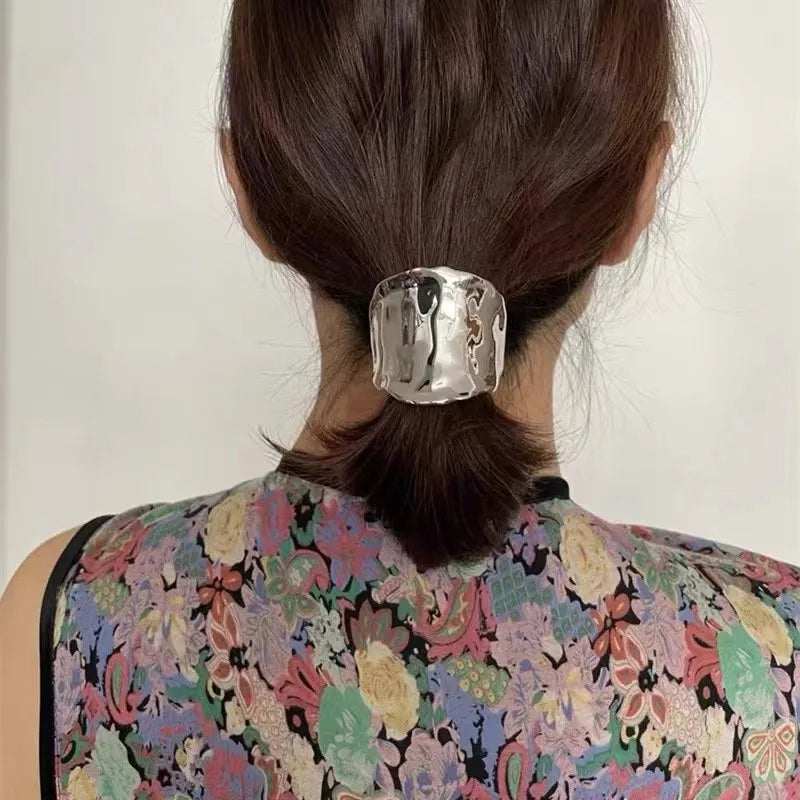 Metal hairband with sculptural design