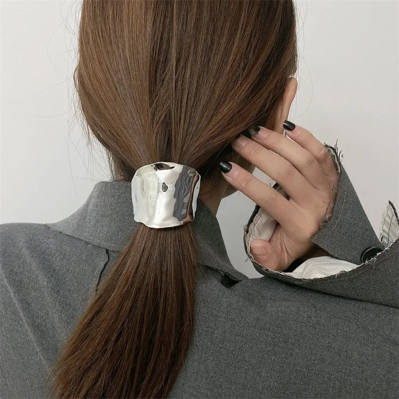 Metal hairband with sculptural design