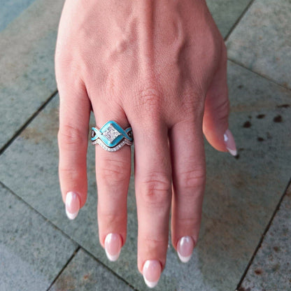 Twisted ring with square crystal