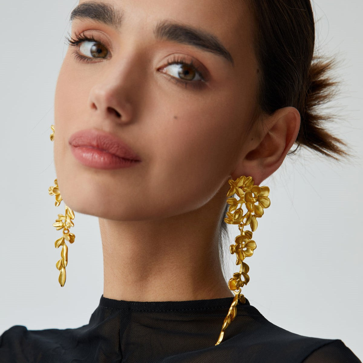 Flower cascade earrings in gold look