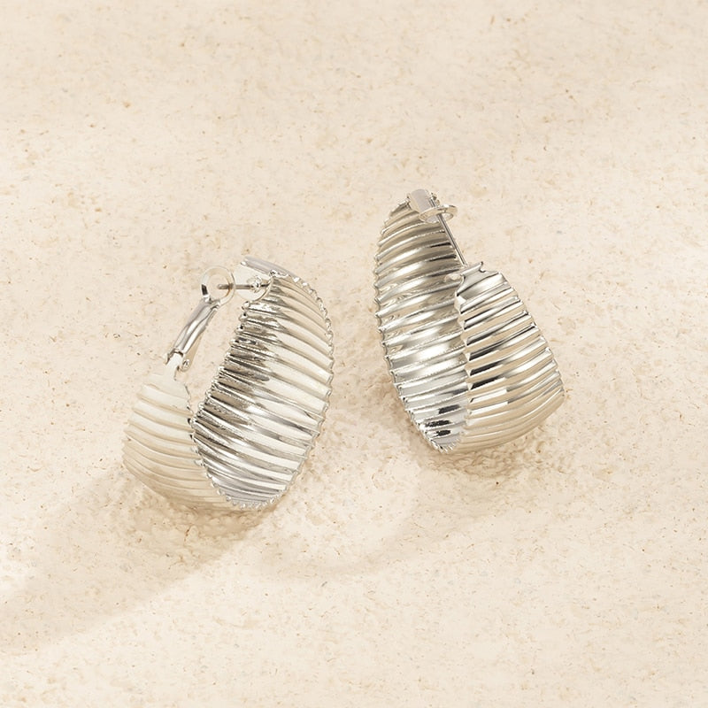 Ladies' fashionable C-shaped ear stud with metallic stripe