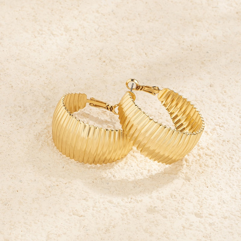 Ladies' fashionable C-shaped ear stud with metallic stripe