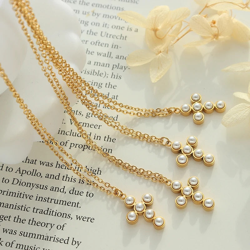 Cross pendant necklace with imitation pearls