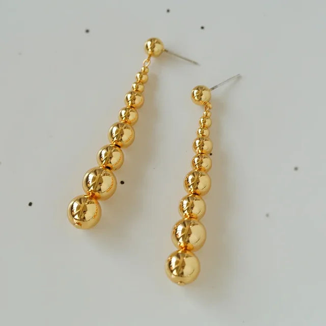 Chic earrings with metallic pearl strands