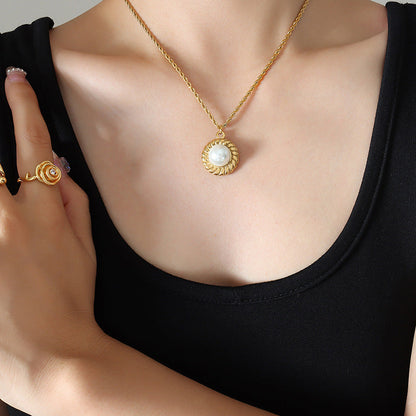 Gold-coloured rope necklace with pearl pendant