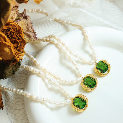 Elegant pearl necklace with green zircon pendant