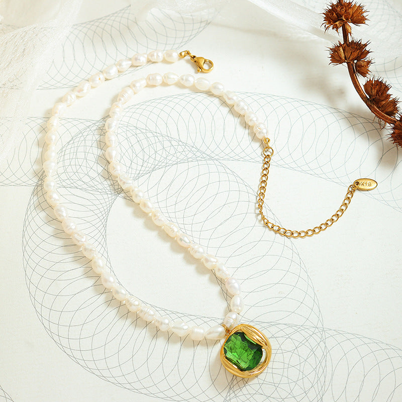 Elegant pearl necklace with green zircon pendant