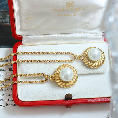 Gold-coloured rope necklace with pearl pendant