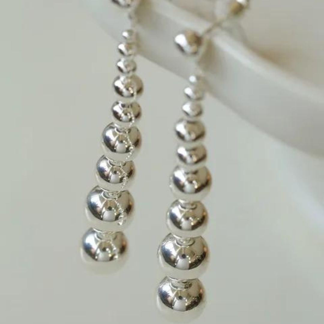 Chic earrings with metallic pearl strands