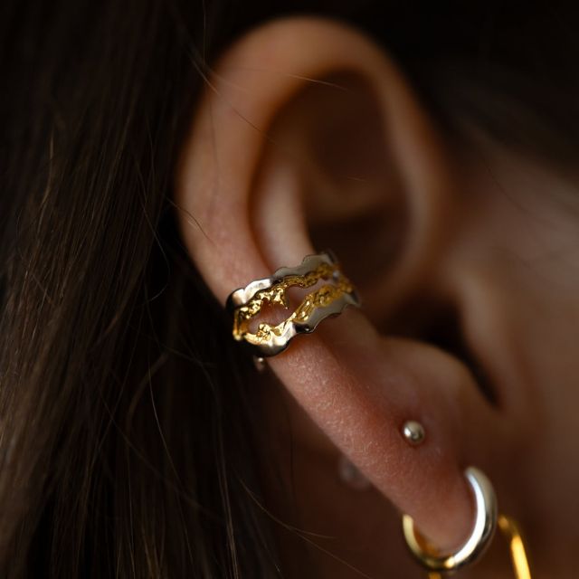 Two-coloured ear cuff with chain detail