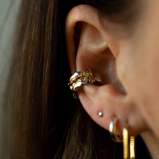 Two-coloured ear cuff with chain detail