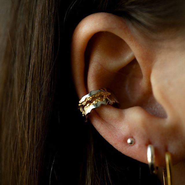 Two-coloured ear cuff with chain detail