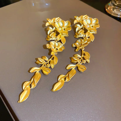 Flower cascade earrings in gold look