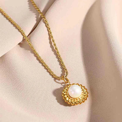 Gold-coloured rope necklace with pearl pendant